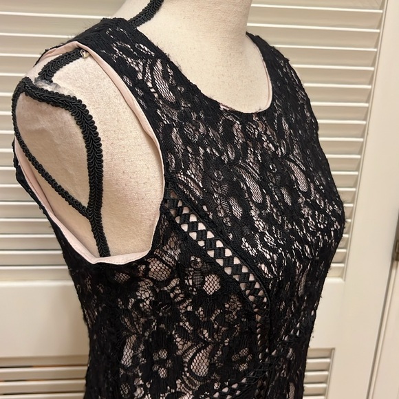 Taylor Black Lace Dress, Size 8 - Picture 8 of 17